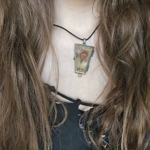 Frame floral necklace